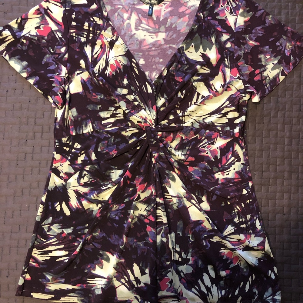 Daisy Fuentes top. Beautiful graft design print.